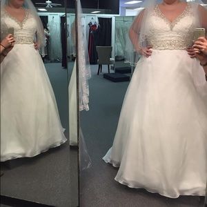 Mori Lee Wedding Dress Never Worn - very slimming